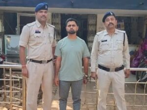 दुर्ग में हाईटेक सट्टा रैकेट का भंडाफोड़: मास्टरमाइंड गिरफ्तार, घर से गांजा-शराब बरामद…