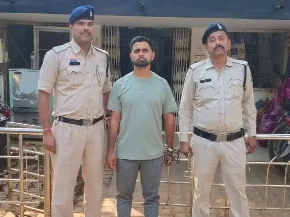 दुर्ग में हाईटेक सट्टा रैकेट का भंडाफोड़: मास्टरमाइंड गिरफ्तार, घर से गांजा-शराब बरामद...