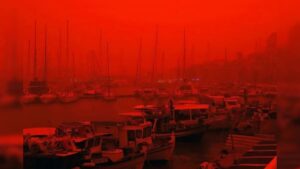 सुर्ख लाल आसमान ने बढ़ाई दहशत क्या आ गई कयामत की घड़ी? ये मंजर देख उड़ जाएंगे होश!