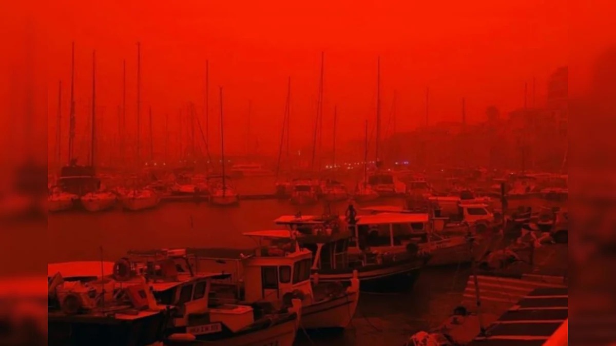 सुर्ख लाल आसमान ने बढ़ाई दहशत क्या आ गई कयामत की घड़ी? ये मंजर देख उड़ जाएंगे होश!