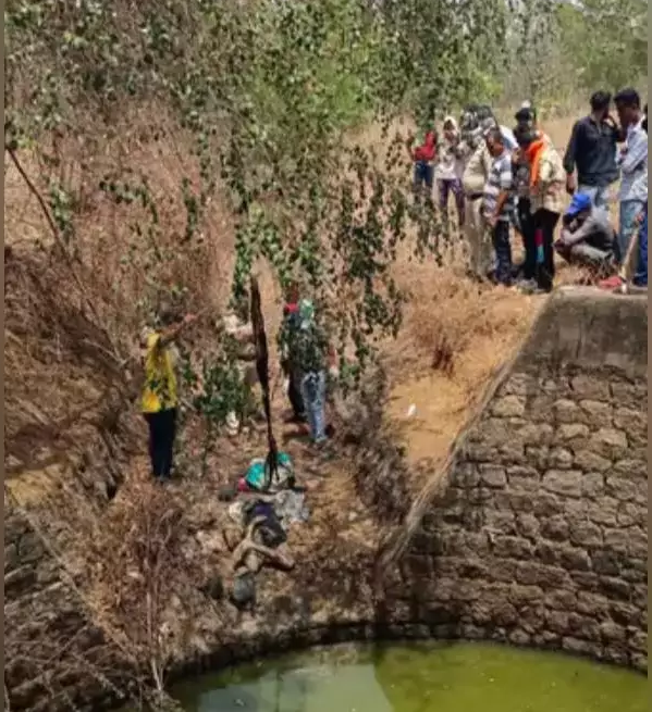 सनसनीखेज वारदात: कुएं से बोरी में बंद युवक का शव बरामद, पहचान मिटाने चेहरा कुचला...