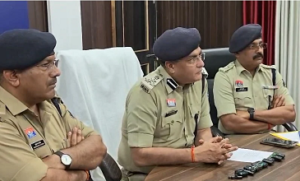 CG- स्कूटी से करते थे रेकी, यूपी में बेचते थे चोरी का सोना, मेरठ कनेक्शन से 60 लाख की चोरी का खुलासा…