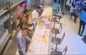 CG- 16 साल पुराने कर्मचारी ने ज्वेलरी शॉप में किया 2.34 करोड़ का खेल, 1495 ग्राम सोना लेकर फरार…
