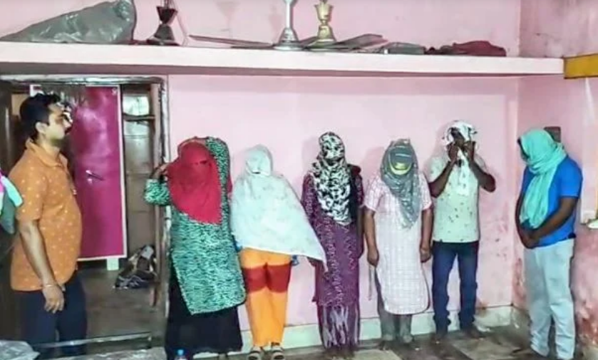 Sex Racket Busted: मकान में चल रहे अनैतिक कारोबार पर पुलिस का छापा, 4 युवतियां और 2 युवक हिरासत में...