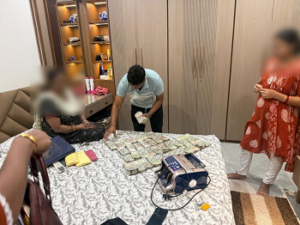 CG- IPL फाइनल पर करोड़ों का खेल! पुलिस की रेड पड़ते ही 32 लाख कैश छोड़कर भागा सट्टा किंग, ऑनलाइन बेटिंग सिंडिकेट का बड़ा भंडाफोड़…