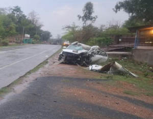 CG- भीषण सड़क हादसा, ओवरस्पीड कार ट्रक से टकराई; 19 वर्षीय युवक की मौत…