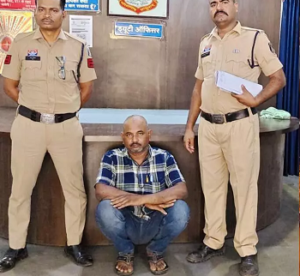 CG- चायपत्ती के पानी से बन रही थी नकली शराब, स्प्रिट और फर्जी होलोग्राम के साथ मुख्य आरोपी गिरफ्तार…