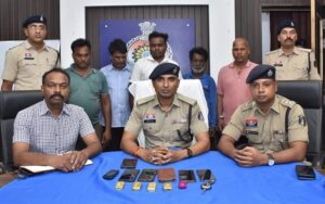जमीन में गड़ा खजाना बताकर बेचते थे नकली सोना, दुर्ग पुलिस ने 5 ठगों को दबोचा…