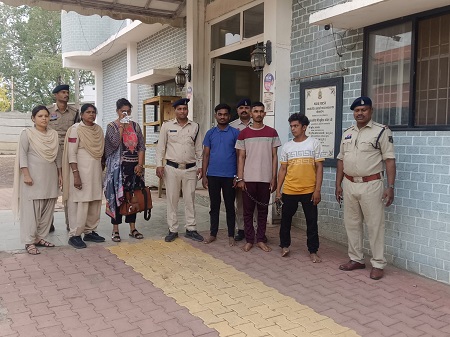 घर में चोरी की वारदात का खुलासा, 03 आरोपी एवं चोरी का माल खरीदने वाली 01 आरोपीया गिरफ्तार...