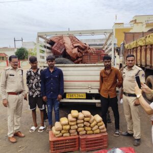 मुखबिर सूचना पर घासीदास नगर मैदान में घेराबंदी कर पिकअप वाहन से 03 आरोपियों को किया गया गिरफ्तार…