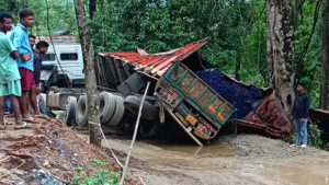 बस्तर-सुकमा NH-63 पर बड़ा हादसा: टहकापाल डायवर्सन में पलटा ट्रक, कई किलोमीटर लंबा जाम…