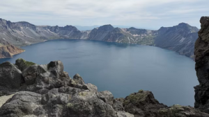 Heaven Lake Mystery: 946 ईस्वी के महाविस्फोट से बनी रहस्यमयी झील! 1,224 फीट गहराई और ‘दानव’ की कहानियों ने बढ़ाया रोमांच…