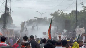 CG Political Clash: राजधानी में भाजपा-कांग्रेस आमने-सामने, प्रदर्शन के दौरान बवाल; हालात संभालने पुलिस ने छोड़े आंसू गैस के गोले और वाटर कैनन…