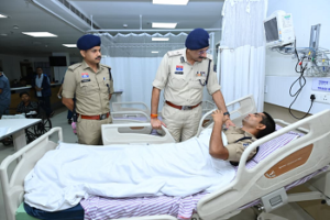 रायपुर रैली में बवाल के बीच 16 पुलिस जवान घायल, अस्पताल पहुंचे पुलिस कमिश्नर संजीव शुक्ला, जाना स्वास्थ्य हाल…