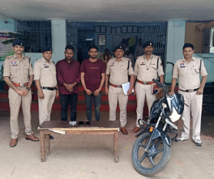 CG- स्कूल के पास ‘चिट्टा’ की डील करने पहुंचे तस्कर, पुलिस ने घेराबंदी कर दबोचा, बाइक-हेरोइन जब्त…