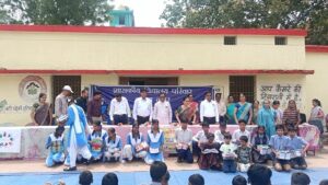 तिलक, मिठाई और पुष्पवर्षा से हुआ नवप्रवेशी विद्यार्थियों का स्वागत, कृष्णा नगर हाईस्कूल में धूमधाम से मनाया गया प्रवेशोत्सव