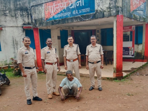 CG- पत्नी को प्रेमी के साथ देख पति ने खोया आपा, फावड़े से हमला कर दोनों की हत्या; आरोपी गिरफ्तार…