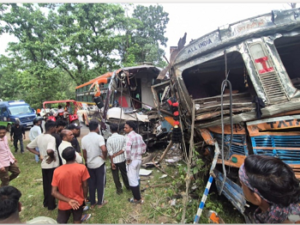 NH-30 पर बस और ट्रक की भीषण भिड़ंत, आमने-सामने टक्कर से मची चीख-पुकार; 12 से ज्यादा यात्री घायल…