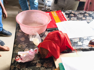 CG- सोने की बाली के लिए स्कूल में ‘टोना-टोटका’! लाल कपड़ा, मौली, नारियल-चावल लेकर बच्चों को डराने वाली शिक्षिका निलंबित…