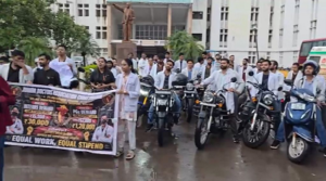 CG Breaking: राजधानी में MBBS इंटर्न डॉक्टरों की अनिश्चितकालीन हड़ताल शुरू, बाइक रैली निकालकर जताया विरोध, जाने पूरा मामला…