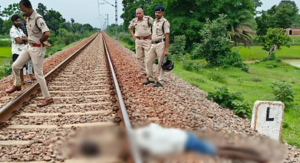 ट्रेन के सामने पटरी पर लेट गए बुजुर्ग, ट्रेन की चपेट में आते ही सिर धड़ से हुआ अलग, इलाके में सनसनी…