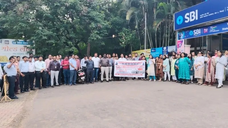 Bhilai-Durg Bank Protest: 5 Days Banking की मांग पर गरजे बैंक कर्मचारी, 150 से ज्यादा कर्मियों ने किया प्रदर्शन; हड़ताल की चेतावनी