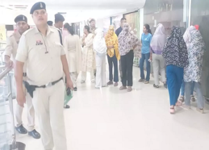 मॉल के स्पा सेंटर में अचानक पहुंची पुलिस, बिजली-पानी बंद फिर भी अंदर मिले 7 युवतियां और अन्य लोग…