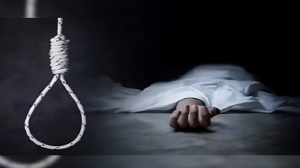 CG- खेत के पास पेड़ से लटका मिला 44 वर्षीय व्यक्ति का शव, फटे कपड़े और हाथ पर पट्टी से बढ़ा संदेह…