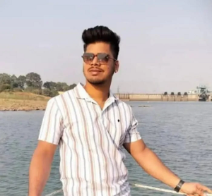 CG- लॉज में पहुंचा ट्रांसपोर्टर, फिर कमरे में मिली लाश… सुसाइड नोट ने खड़े किए कई सवाल, जाने पूरा मामला…