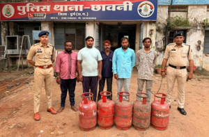 CG- खड़ी गाड़ी से 36 भरे गैस सिलेंडर चोरी, 2 हजार में बेचे; पुलिस ने 8 आरोपियों को किया गिरफ्तार…