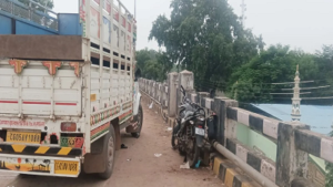 महानदी पुल पर पिकअप ने बाइक को मारी जोरदार टक्कर, एक युवक की मौत; दूसरा गंभीर…