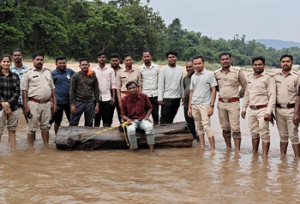 ‘पुष्पा’ स्टाइल में सागौन तस्करी का खुलासा, नदी के बहाव से ओडिशा भेज रहे थे लकड़ी; 3 गिरफ्तार…