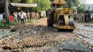 CG- 15 साल से थानों में रखी 34 हजार लीटर शराब नष्ट, 294 पुराने मामलों में हुई कार्रवाई…