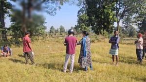 CG- रात में बिना बताए घर से निकला 21 वर्षीय युवक, दोपहर पेड़ पर फंदे से लटका मिला शव…