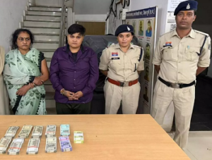 CG- 50 हजार के कर्ज पर लाखों की मांग! अवैध ब्याज वसूली के आरोप में 2 महिलाएं गिरफ्तार, 3.79 लाख कैश और ब्लैंक चेक जब्त…