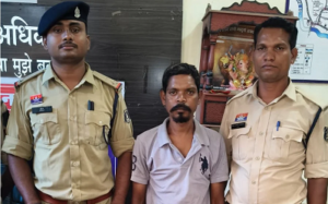 CG- चाचा ने भतीजे को उतारा मौत के घाट; गर्लफ्रेंड को घर लाने पर हुआ विवाद, आरोपी गिरफ्तार…